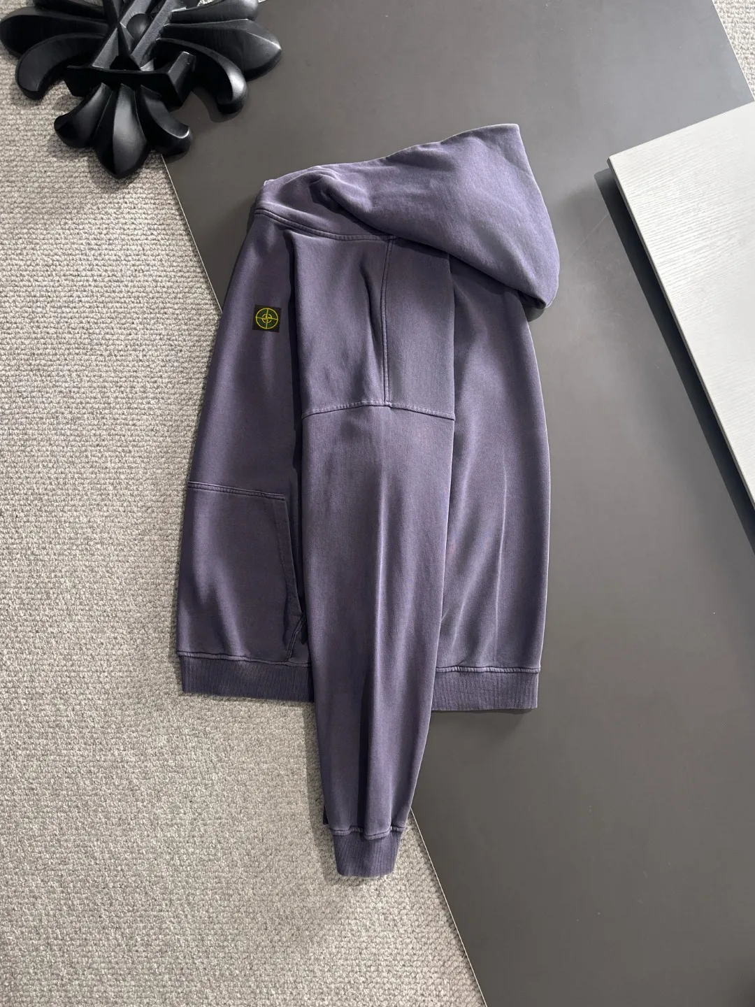 Next day shipping P720 mStone lsland/stone island high quality 2025 autumn and winter new casual heavy industry suit exclusively developed by yb! High quality production! The top version of the trading company channel order, external orders for imported custom fabrics, high breathability and comfort, impeccable details, absolutely worth buying! This type of suit is also a must-have for lazy people. You don’t have to think about how to match it, you can just get it in one set! Brand element design concept, delicate and soft feel! It presents a casual cut and the upper body shape is great! On sale simultaneously on the official website! From a high-end men's positioning brand, the low-key luxury taste is irresistible! Exquisite workmanship and impeccable quality! The overall style is simple, fashionable and timeless, fully meeting the requirements of stylish and tasteful dressing! Sizes: S to XL (or state your height and weight when placing an order)